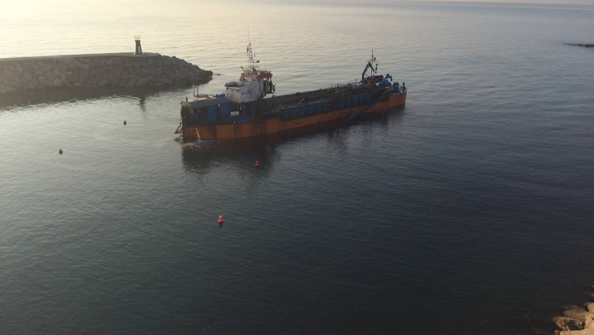 Dredging of the mouth of the Port of La Duquesa