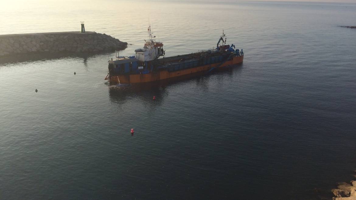 Dragado de la bocana del Puerto de La Duquesa