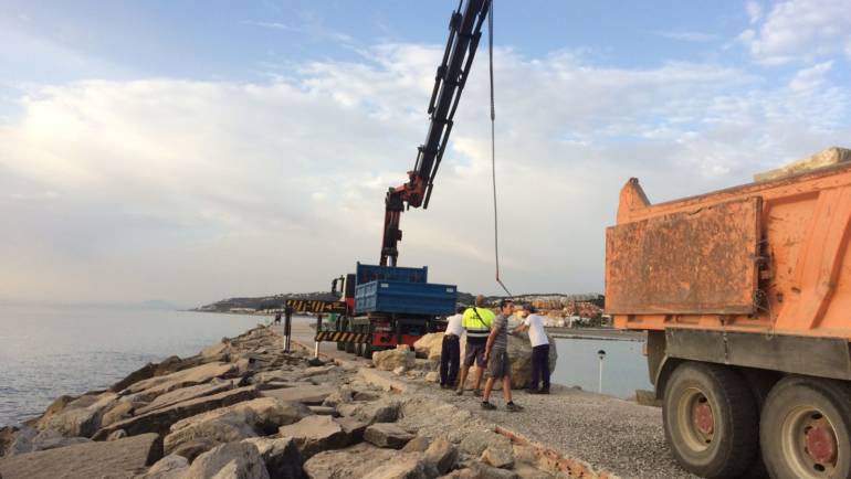 Marinas del Mediterráneo realiza los trabajos de reposición de 60 toneladas de piedras en la escollera de Puerto Duquesa