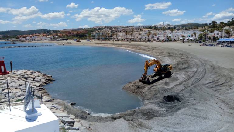 Marinas del Mediterráneo realiza un trasvase de 5.000 metros cúbicos de arena en la playa de Las Gaviotas en el Puerto de La Duquesa