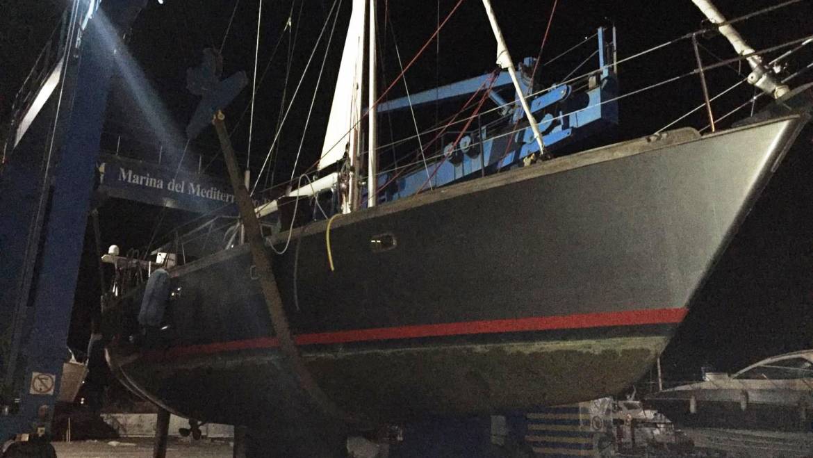 LA RÁPIDA INTERVENCIÓN DEL EQUIPO DEL PUERTO DE LA DUQUESA EVITA EL HUNDIMIENTO DE UN BARCO