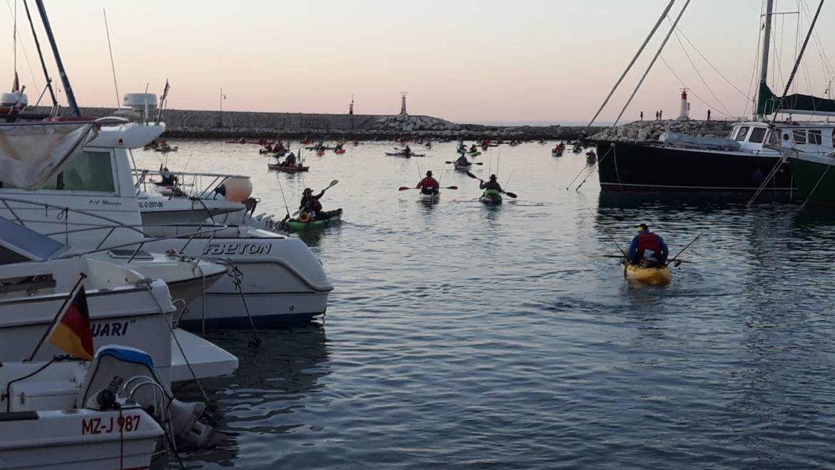 Die Marina von Estepona beherbergt die 5. Fishing Open in Kayak Villa de Estepona
