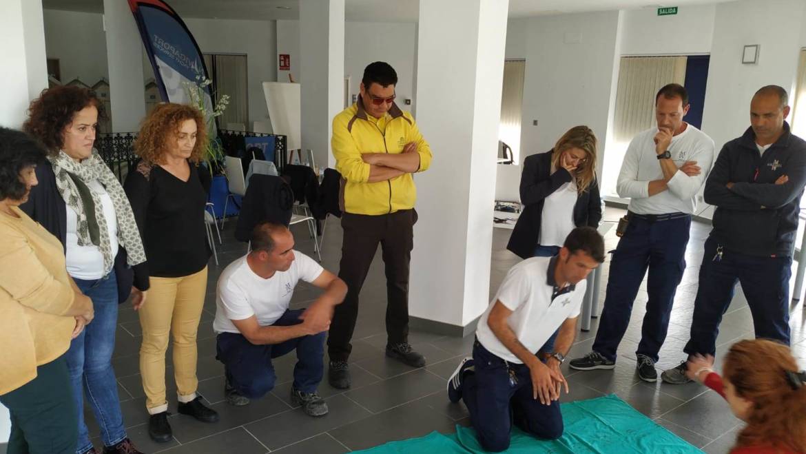 Cours de formation de base de soutien de la vie et DEA pour le personnel de la marina d'Estepona