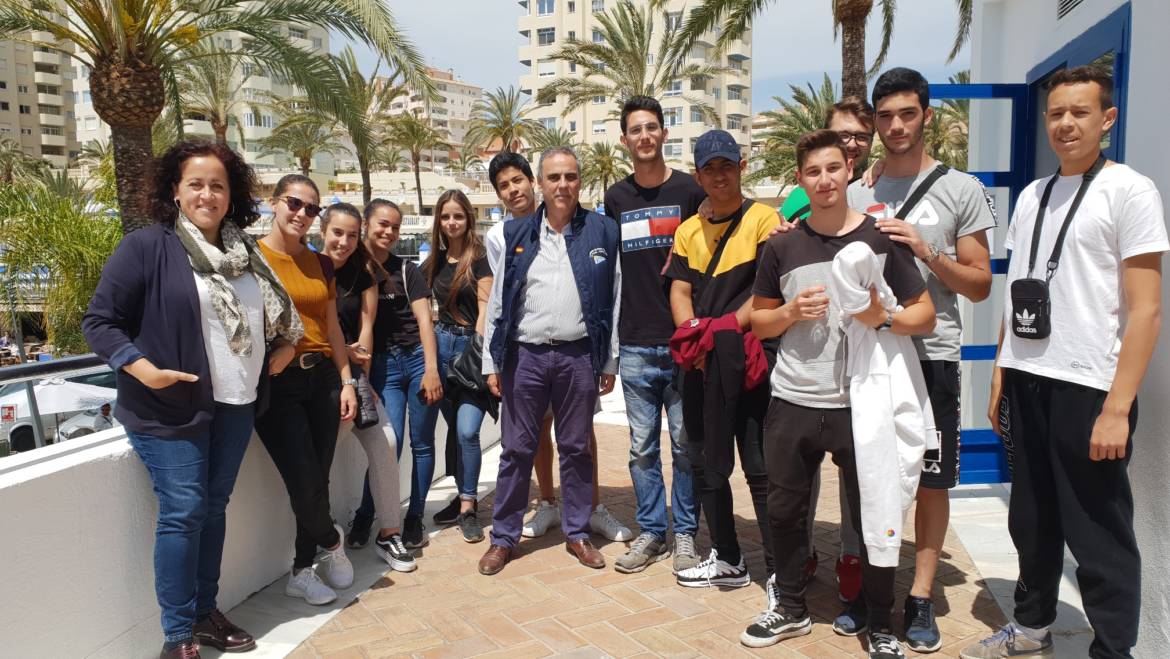 A group of students from the IES Mar de Alborán de Estepona visits the Marina of Estepona