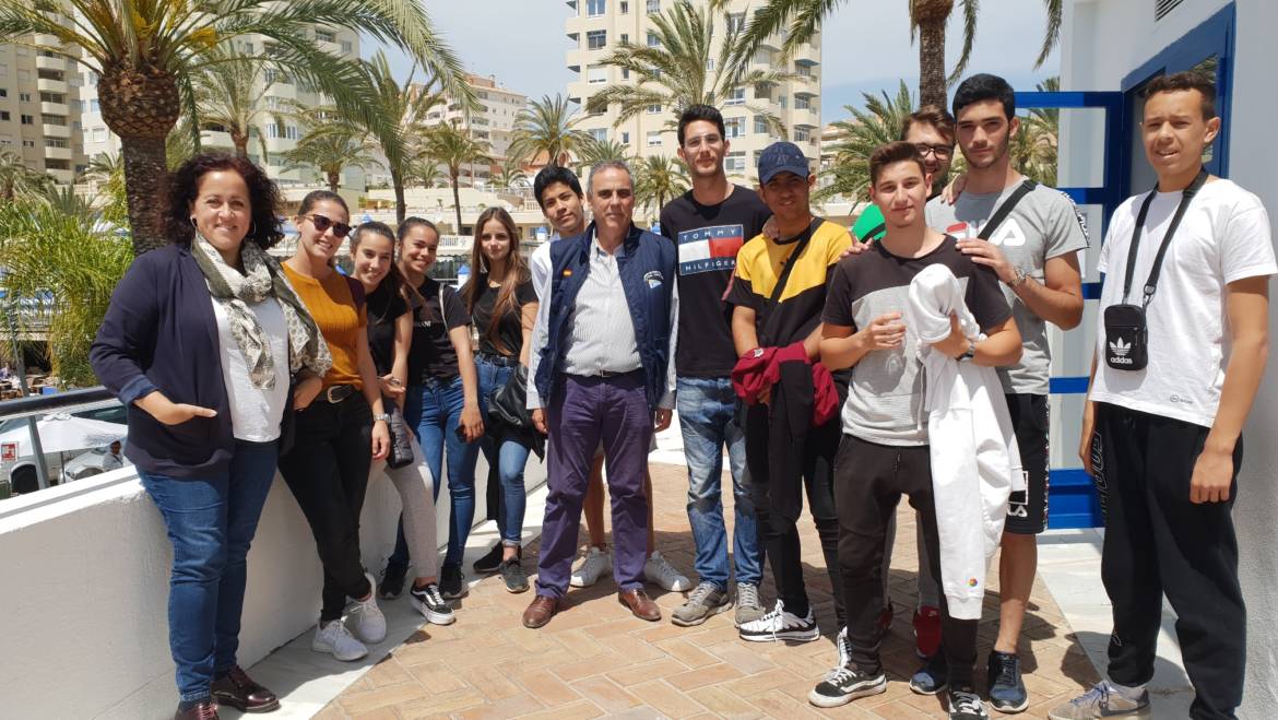 Un groupe d'étudiants de l'IES Mar de Alboron de Estepona visite la Marina d'Estepona