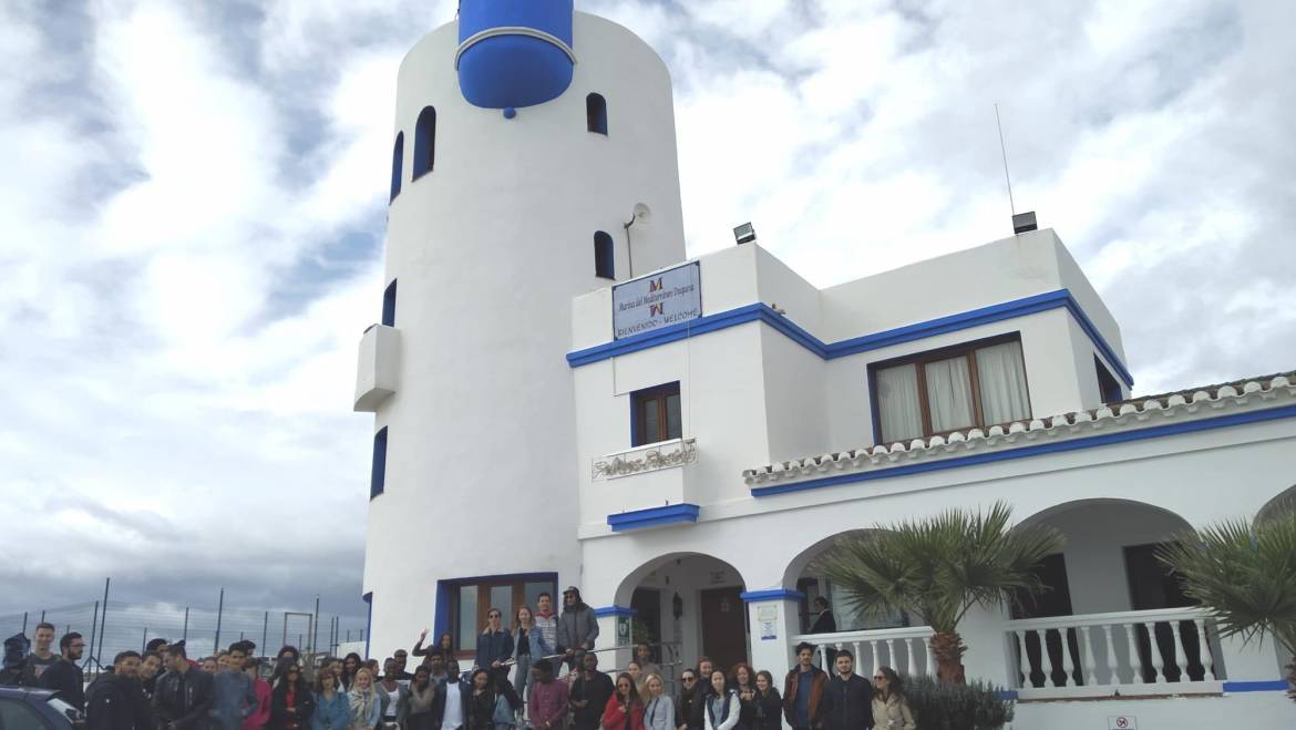 Eine Gruppe von Studenten besucht die Marina von La Duquesa