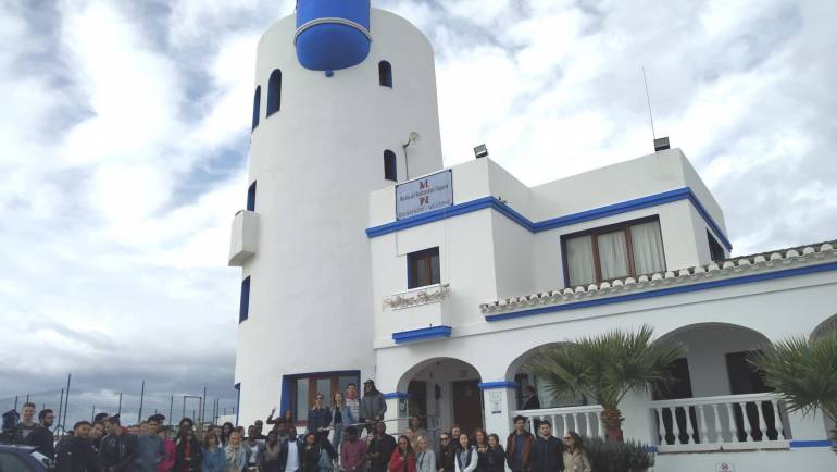 Un groupe d'étudiants visite la marina de La Duquesa