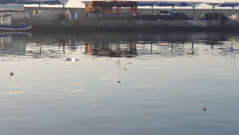 Die Marina von Estepona prangert dem APPA und Der Umwelt den ständigen Schmutz an, der durch das Fischereigebiet verursacht wird