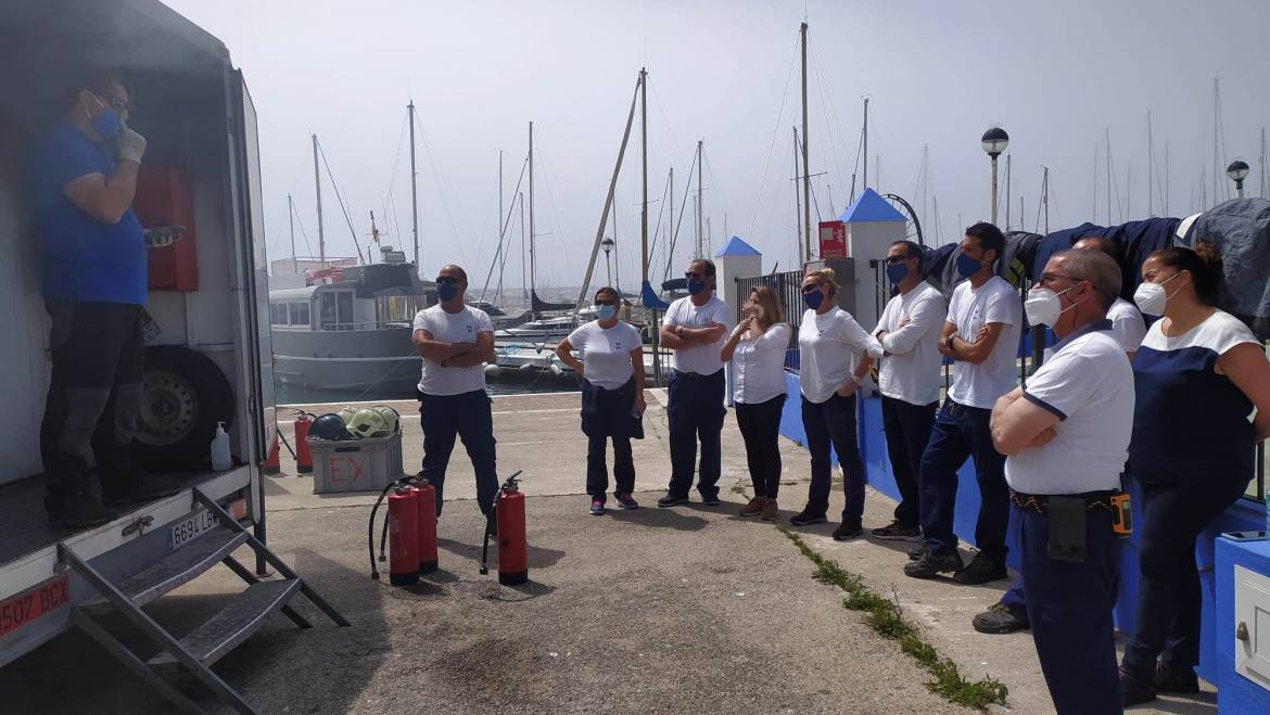 Mitarbeiter der Marina Estepona nehmen an einem Brandschutzkurs teil