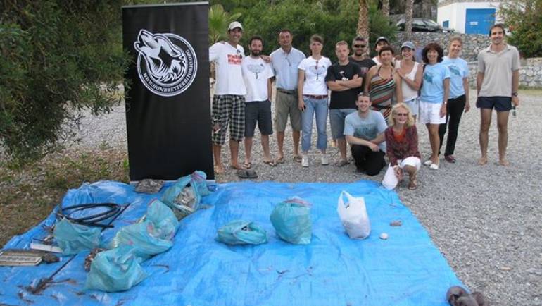 DAY OF VOLUNTEERING ON BEACH MARINA DEL ESTE