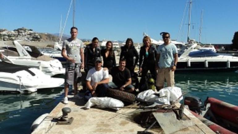 DAY OF CLEANING OF FUNDS IN THE PUERTO DEPORTIVO MARINA DEL ESTE IN ALMUÑÉCAR