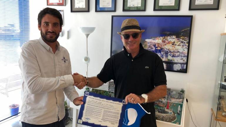 Marina del Este delivers the Blue Flag to the boat of one of the port users in recognition of their commitment to the sea