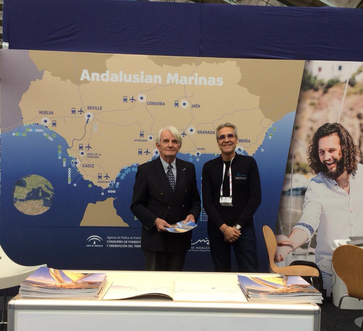 Manuel Raigon, director gerente Marinas del Mediterraneo, con un navegante interesado en el expositor