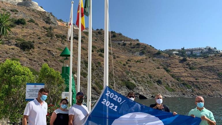 El Puerto Deportivo Marina del Este iza un año más el galardón de la Bandera Azul