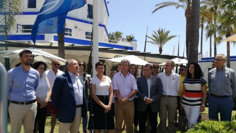 Le drapeau bleu agite dans la marina d'Estepona 21 années consécutives