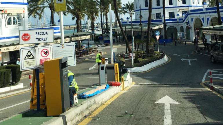 Mittelmeer Marinas erneuert die Maschinen von dem Parkplatz von der Marina von Estepona