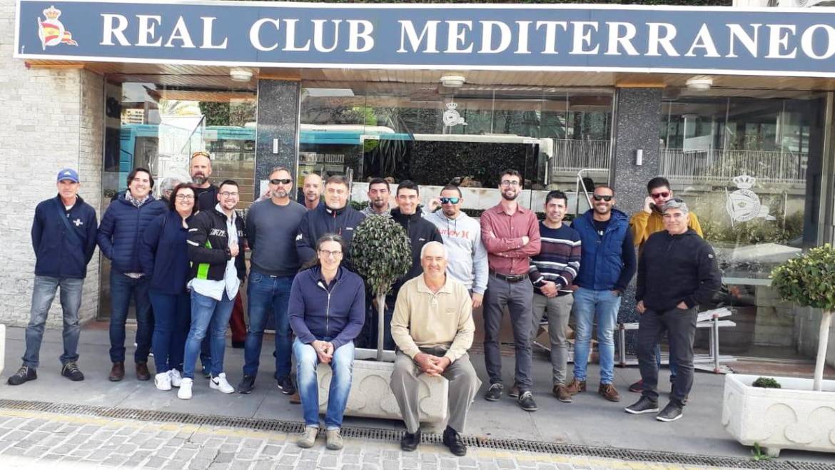 Die Mitarbeiter der Docks von Puerto de La Duquesa und Marina del Este kommen zu einer Ausbildung der Malerfirma Jotun