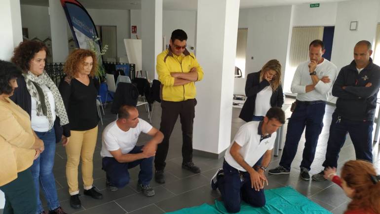 Cours de formation de base de soutien de la vie et DEA pour le personnel de la marina d'Estepona