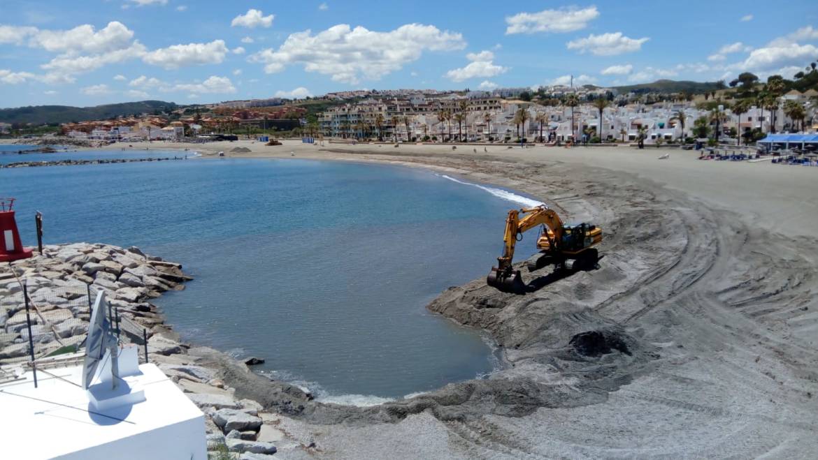 Mediterrane Marinas führt einen Transfer von 5.000 Kubikmeter Sand am Strand von Las Gaviotas im Hafen von La Duquesa