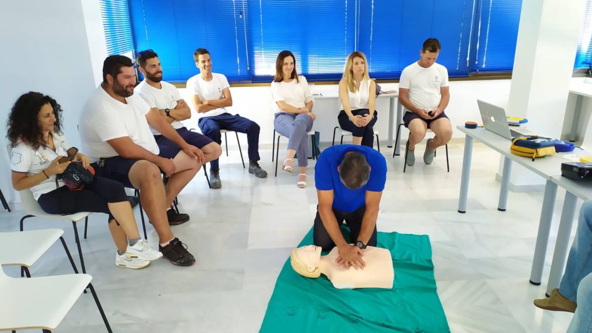 Mitarbeiter der Ostmarine erhalten Grundausbildung zu halbautomatischen Defibrillatoren