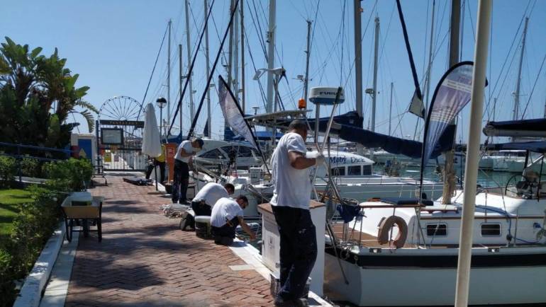 El Puerto Deportivo de Estepona continúa con las labores de embellecimiento del recinto