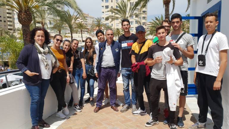 Un grupo de estudiantes del IES Mar de Alborán de Estepona visita el Puerto Deportivo de Estepona