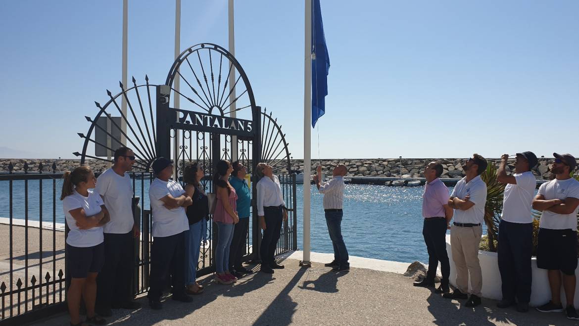 Die Blaue Flagge Abzeichen weht ein jahr in der Marina von La Duquesa