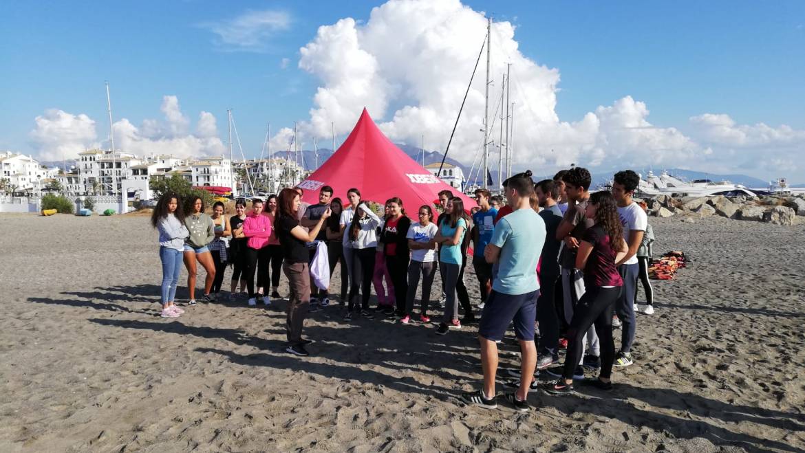 Alumnos del IES Las Viñas aprenden sobre basuras marinas en el Puerto de la Duquesa