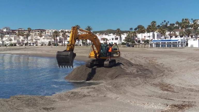 Marinas del Mediterráneo regenera la playa de El Castillo en Manilva aportando 6.000 metros cúbicos de arena