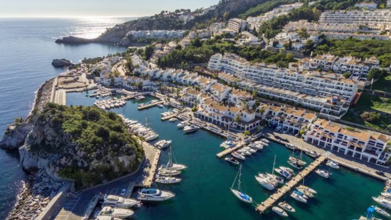 The Marina del Este Marina sports port hangs the full sign this summer