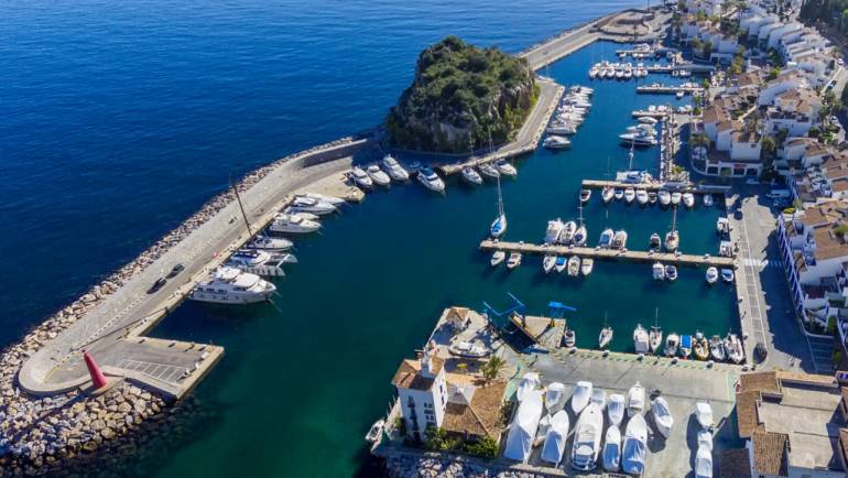 Der Yachthafen Marina del Este steht vor der Sommersaison und grenzt an vollbesetzte